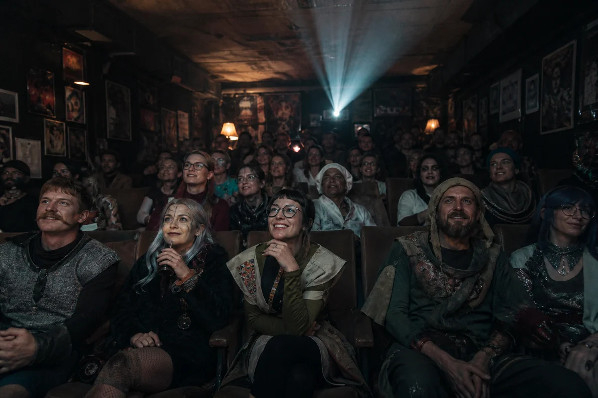 Ein begeistertes Publikum erlebt eine nächtliche Kultfilmvorführung im kleinen Kino.