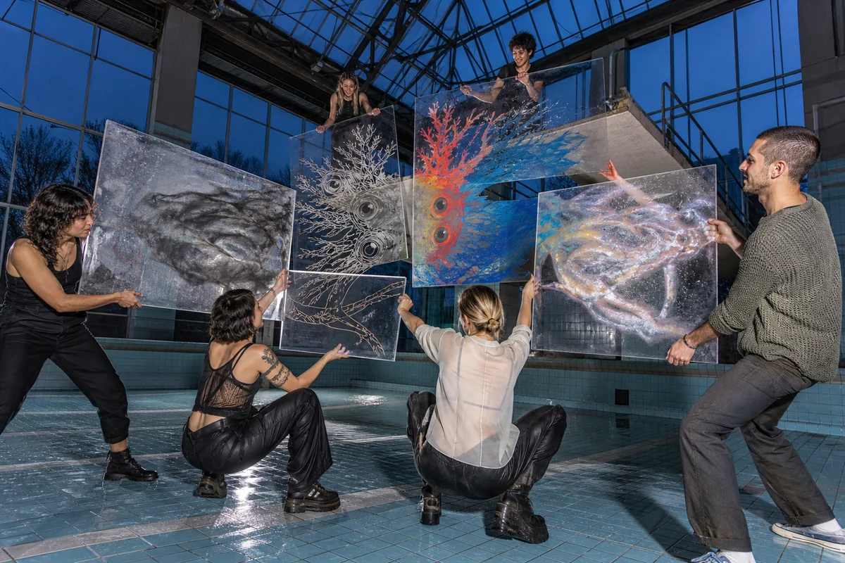 Sechs Freunde richten in einem leeren Hallenbad transparente Bildschichten zu einem originären Tiefseewesen aus.